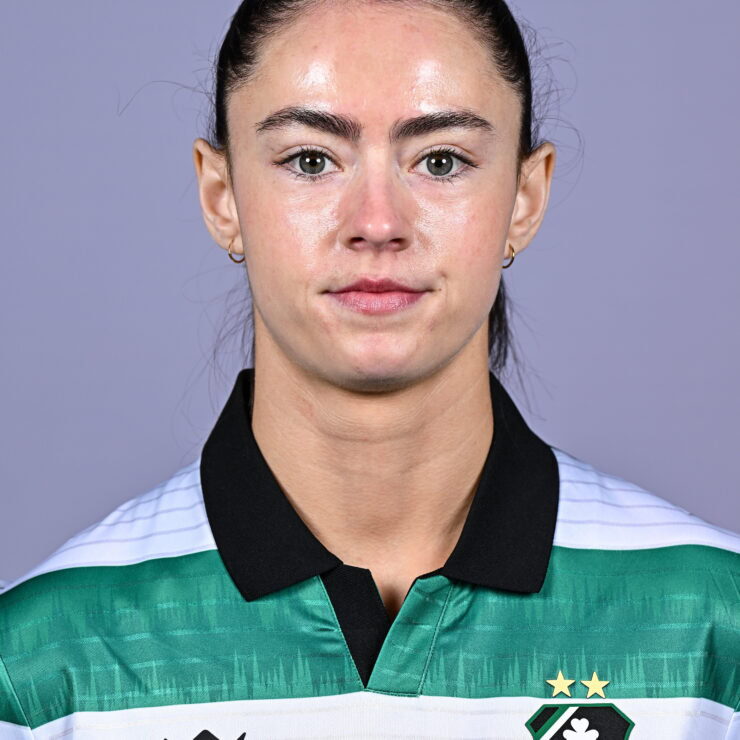 Female footballer in Shamrock Rovers kit.